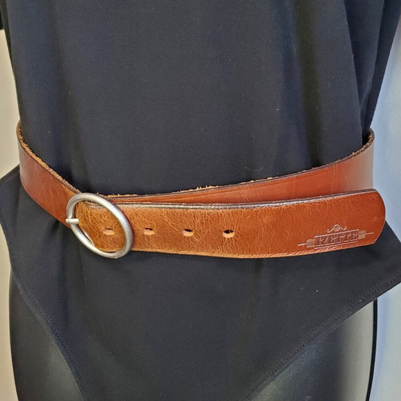 IZETTE Leather Belt 39" Round Buckle Embossed Logo Brown Silver Women's Medium - Picture 3 of 10